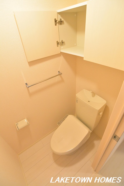 トイレ　上部に収納棚がある温水洗浄暖房便座付のトイレです。