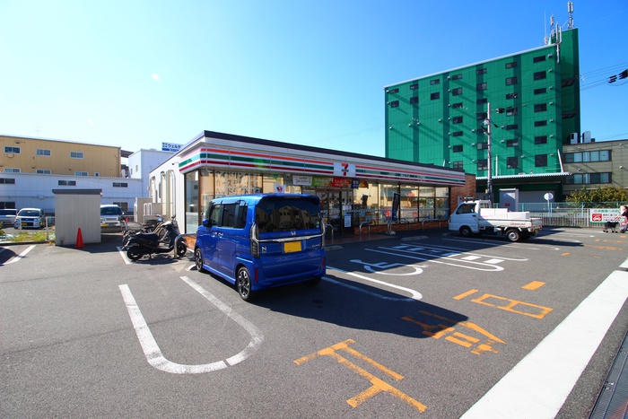 コンビニ　セブンイレブン黒山店（コンビニ）まで700m