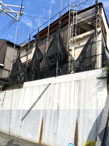 建物外観　外壁塗装を行いアイボリーとブラウンの外観に生まれ変わりました