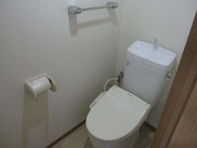 トイレ　毎日快適な温水洗浄トイレです。上部に棚があります。