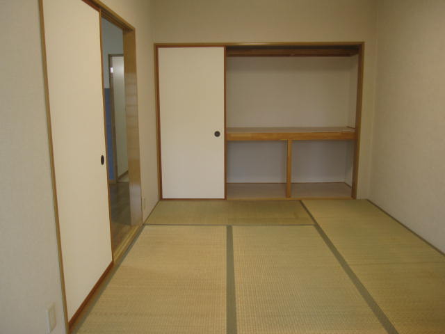 収納　北側の和室と押し入れです。