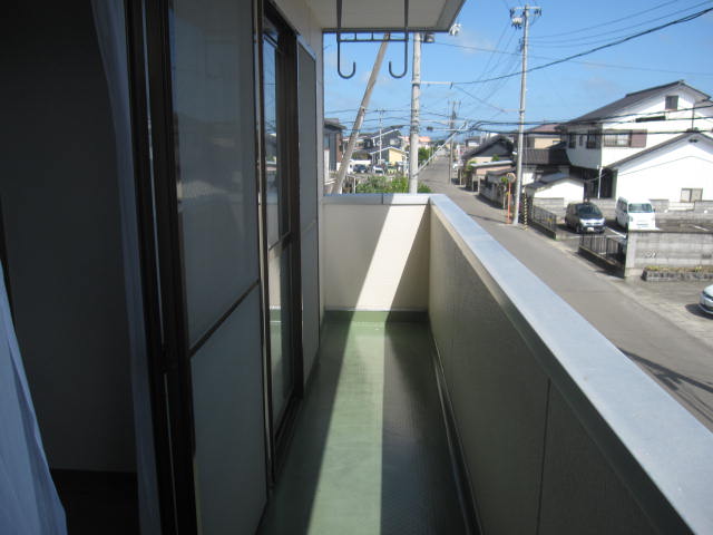 バルコニー　物干し掛けがあります。