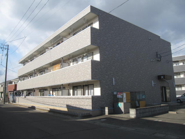 建物外観　日当たりのよい建物です。敷地内駐車場は北側にあります。