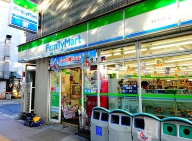 コンビニ　ファミリーマート明大前店（コンビニ）まで595m