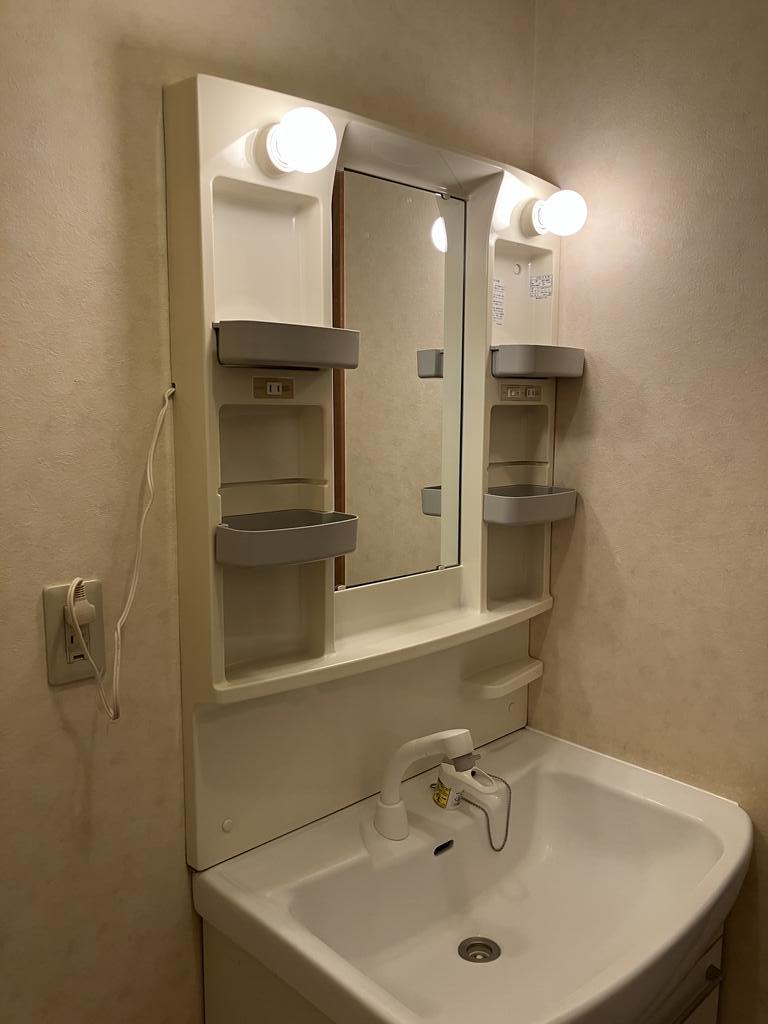 洗面設備　シャンプードレッサー付き洗面台（入居中の為、入居前写真）