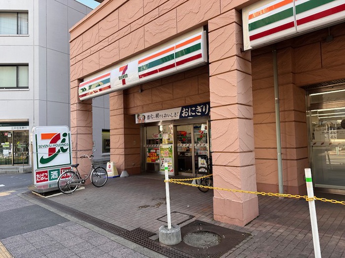 コンビニ　セブンイレブン（コンビニ）まで245m