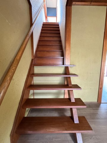 その他設備　玄関の和テイストを引き継ぐ立派な階段です。