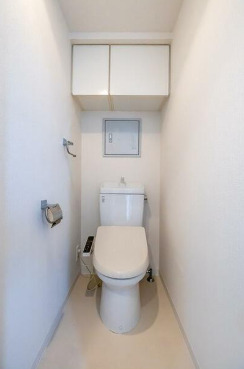 トイレ　落ち着いた色調のトイレです