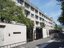 小学校　東大阪市立花園北小学校（小学校）まで735m
