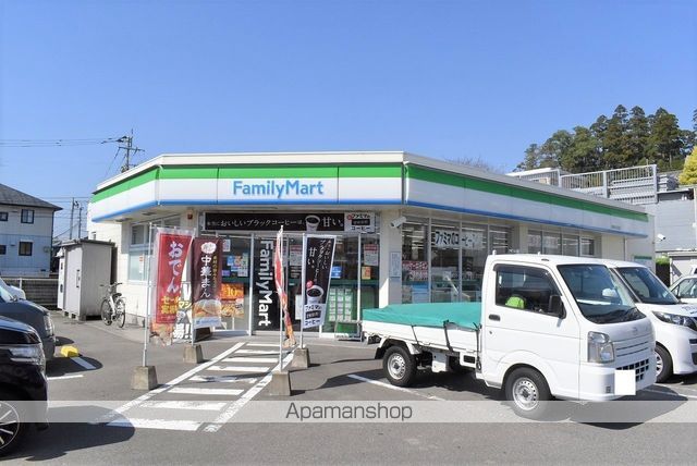 コンビニ　ファミリーマート（コンビニ）まで652m