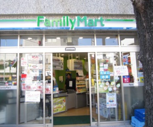 コンビニ　ファミリーマート 神宮前三丁目店（コンビニ）まで526m