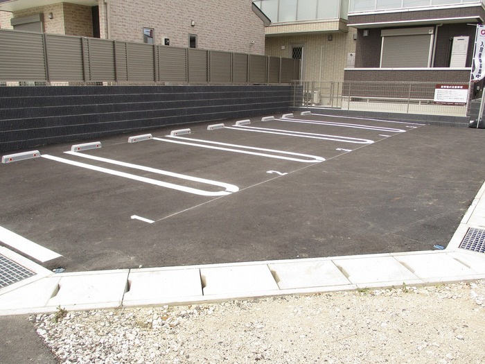 駐車場　敷地内駐車場、別途契約月額８，８００円（税込）
