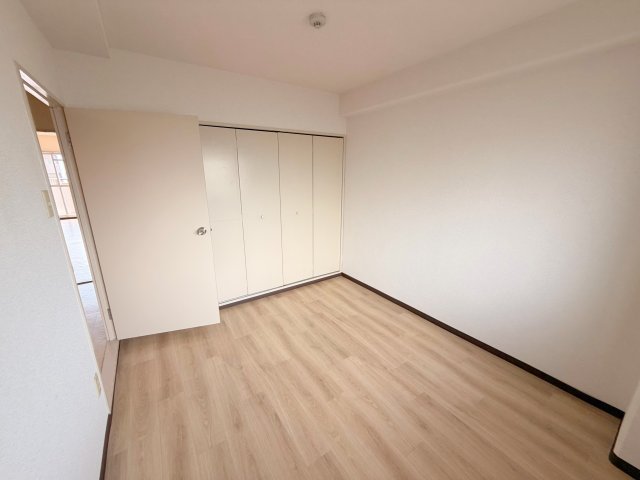 その他部屋・スペース　ゆとりのあるベッドルームで快適な睡眠をとってくださいね。