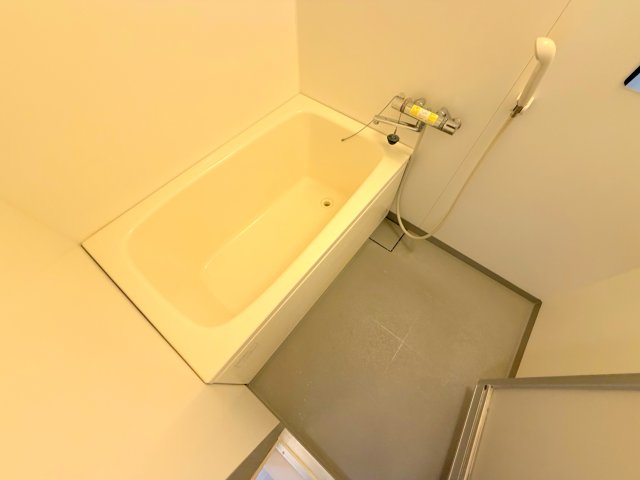 バス・シャワールーム　広めのお風呂は一日の疲れを癒してくれます。