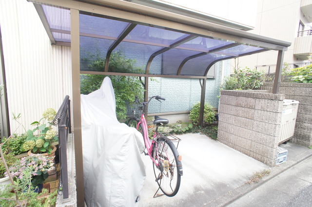 その他共有部分　雨の日でも安心して止められる屋根付の駐輪場です☆