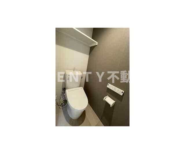 トイレ　落ち着いた色調のトイレです