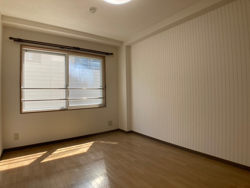 その他部屋・スペース　寝室はこちらです。光が差し込む、温かみのあるお部屋です。