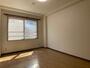その他部屋・スペース　寝室はこちらです。光が差し込む、温かみのあるお部屋です。