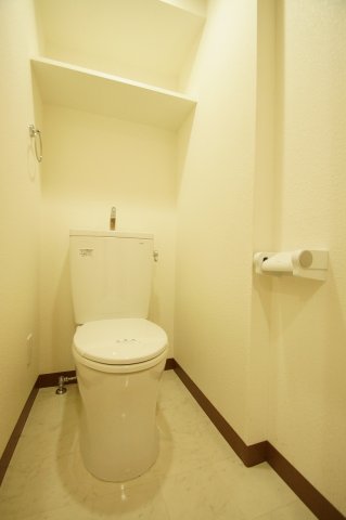 トイレ　個室タイプのトイレです。