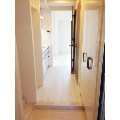 玄関　写真は同タイプ住居です。