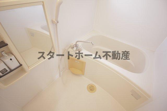 バス・シャワールーム　コンパクトで使いやすいお風呂です