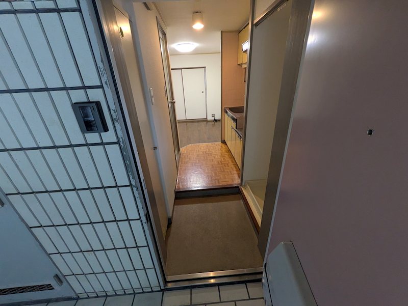 玄関　同物件別号室のお写真になります。（405号室）