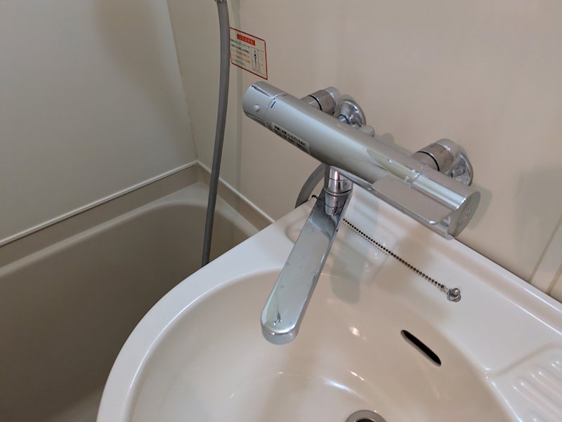 洗面設備　同物件別号室のお写真になります。（405号室）