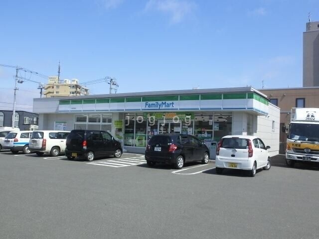 コンビニ　ファミリーマート札幌栄通店（コンビニ）まで134m