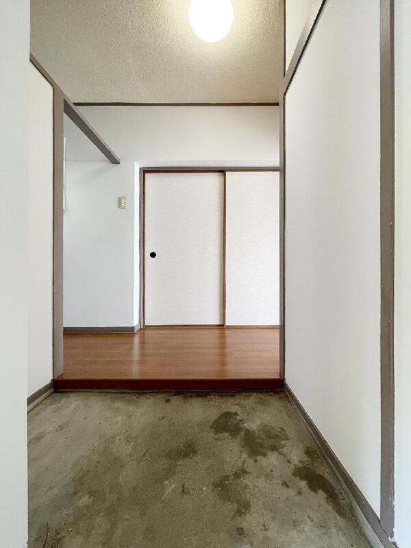 玄関　退去予定のため別部屋写真使用