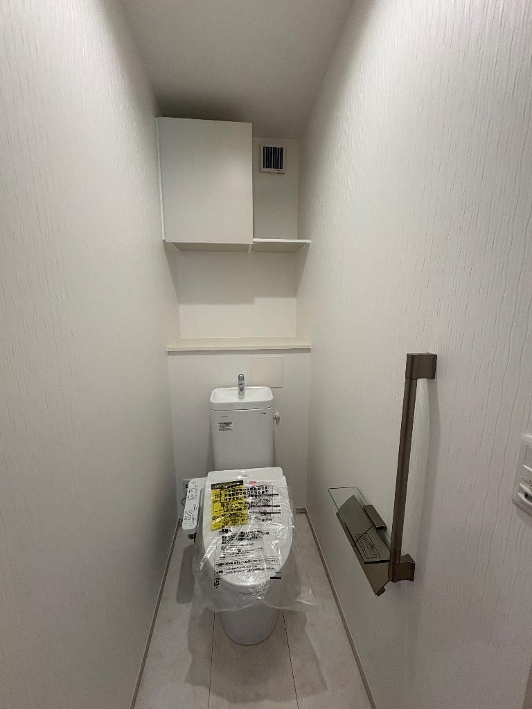 トイレ　落ち着いた色調のトイレです