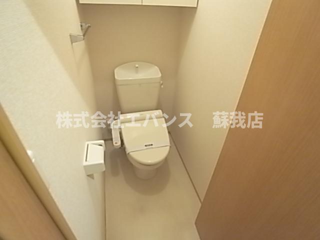 トイレ　落ち着いた色調のトイレです