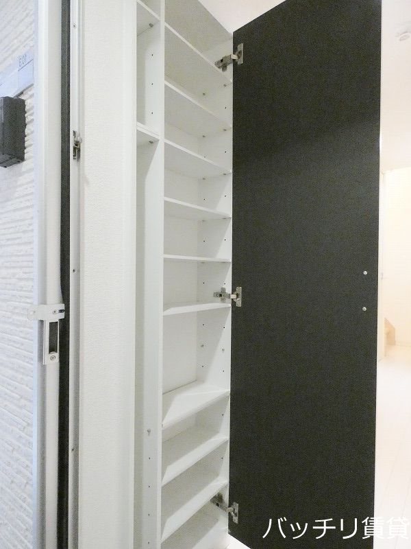 玄関　別号室タイプの為、現状を優先致します。