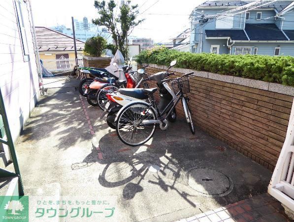 エントランス　大型バイクも十分駐輪できるスペースがあります！