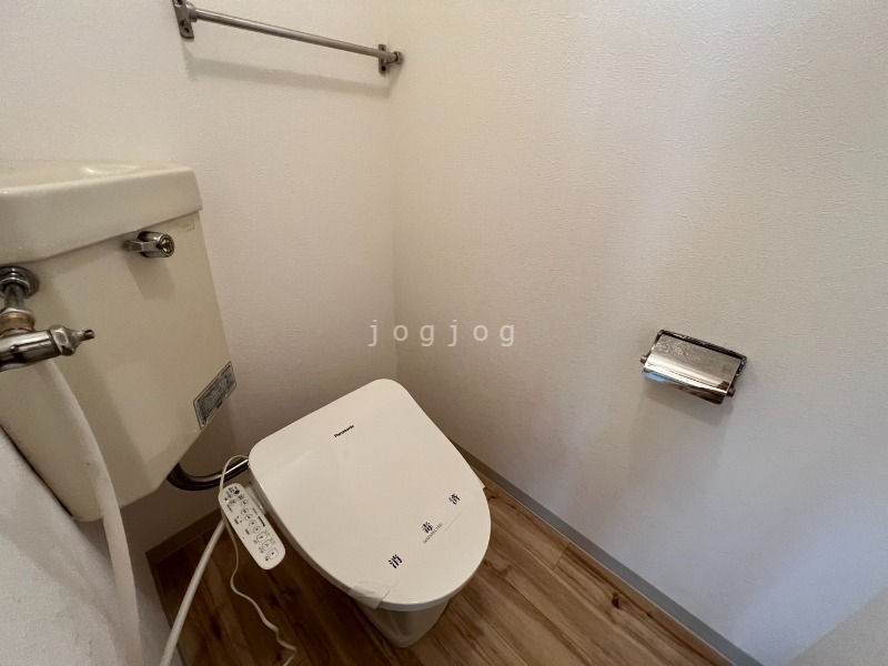トイレ　嬉しい温水洗浄便座付きのトイレです。