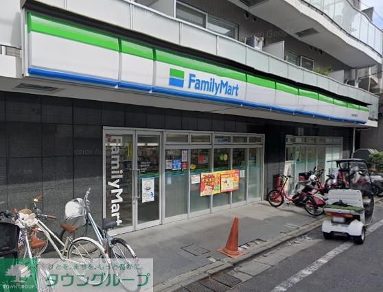 コンビニ　ファミリーマート西麻布霞町店（コンビニ）まで680m