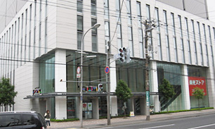 スーパー　東光ストアサッポロファクトリー店（スーパー）まで627m