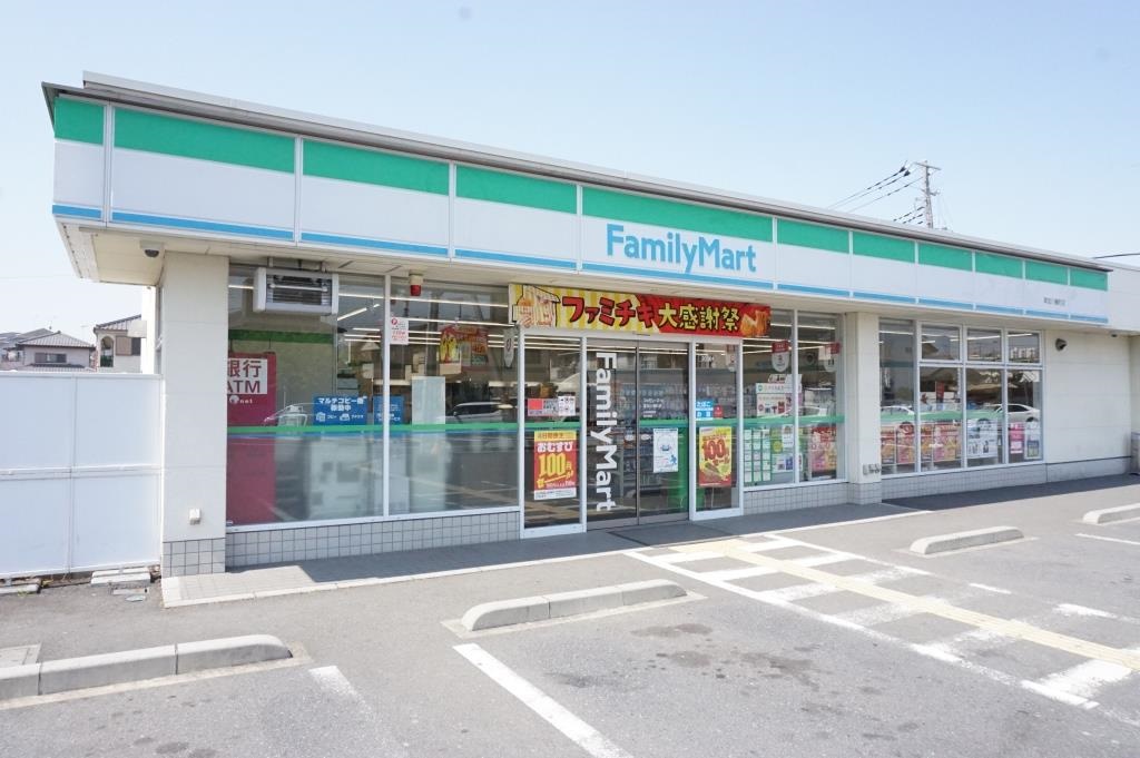 コンビニ　ファミリーマート 草加八幡町店（コンビニ）まで555m