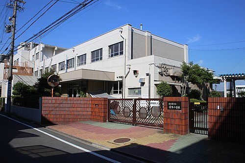 小学校　名古屋市立栄生小学校（小学校）まで553m