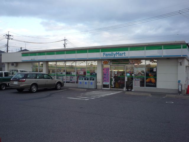 コンビニ　ファミリーマート（コンビニ）まで560m