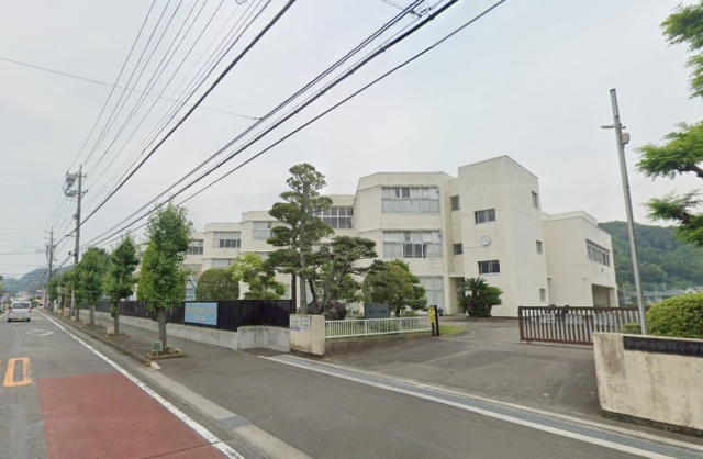 小学校　藤枝市立藤岡小学校（小学校）まで740m