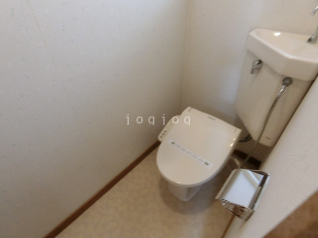 トイレ　嬉しい温水洗浄便座付きのトイレです。