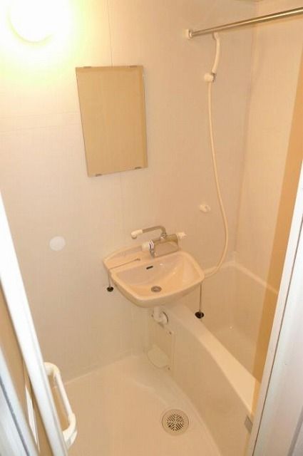 バス・シャワールーム　※同タイプの別のお部屋です。