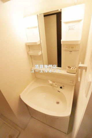 洗面設備　清潔感ある独立洗面台で毎日気持ちよく♪