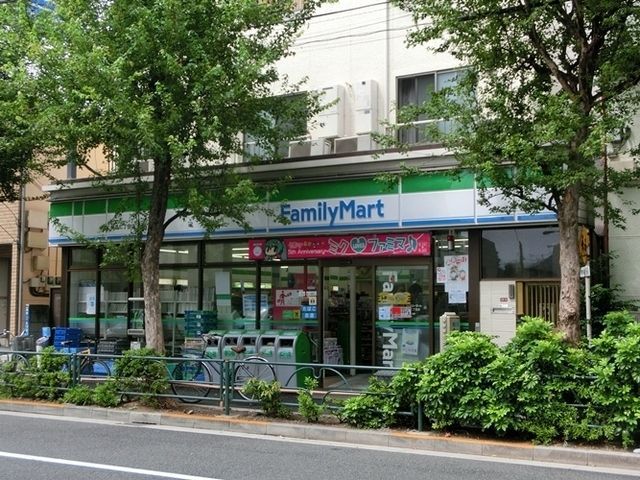コンビニ　ファミリーマート（コンビニ）まで102m