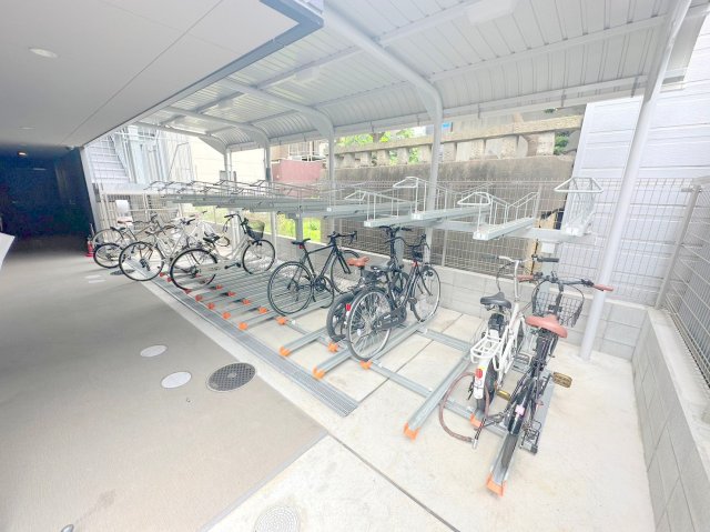 駐車場　敷地内にある駐輪場。雨の日にはうれしい屋根つきです。