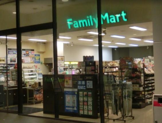 コンビニ　ファミリーマート フェニックスプラザ摩耶店（コンビニ）まで493m