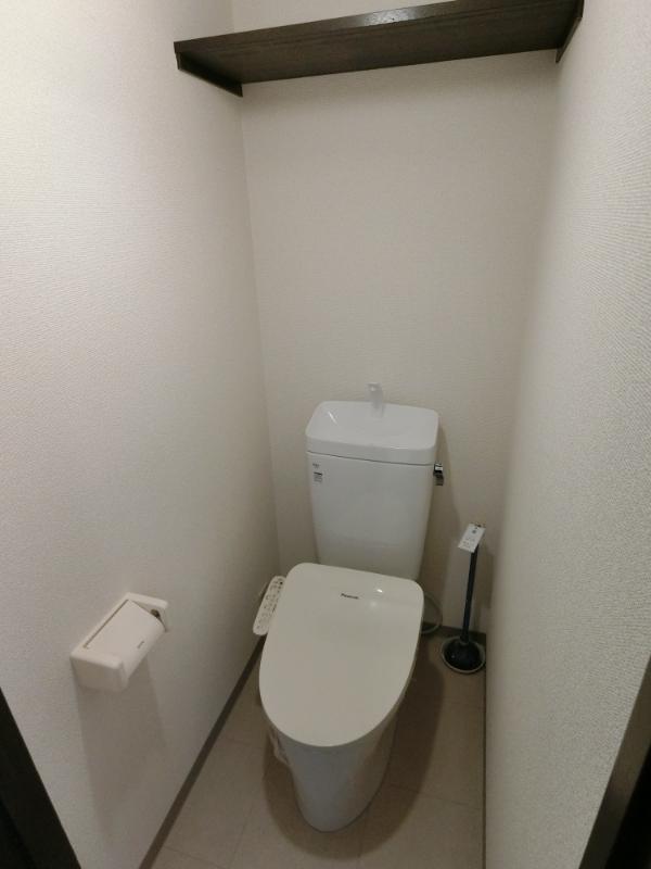 トイレ　(参考)工事中の写真となります。