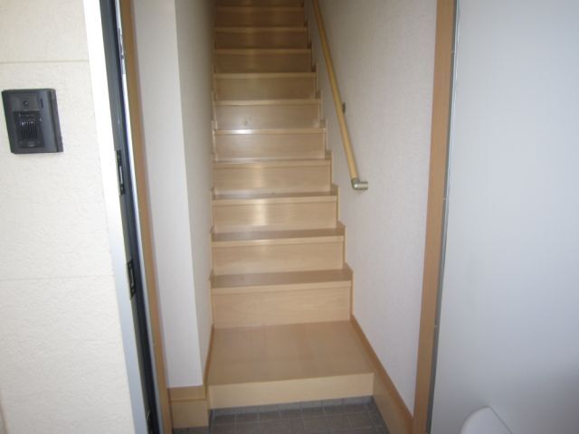 玄関　お部屋へと続く明るい階段！