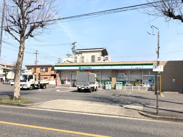 コンビニ　ファミリーマート（コンビニ）まで200m