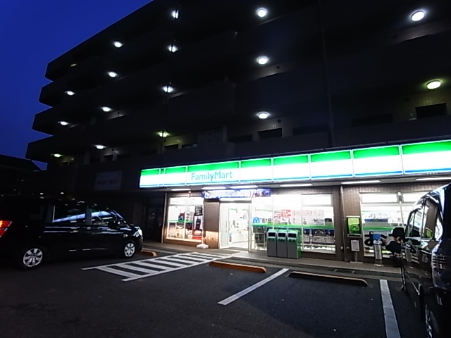 コンビニ　ファミリーマート 西原三丁目店（コンビニ）まで556m